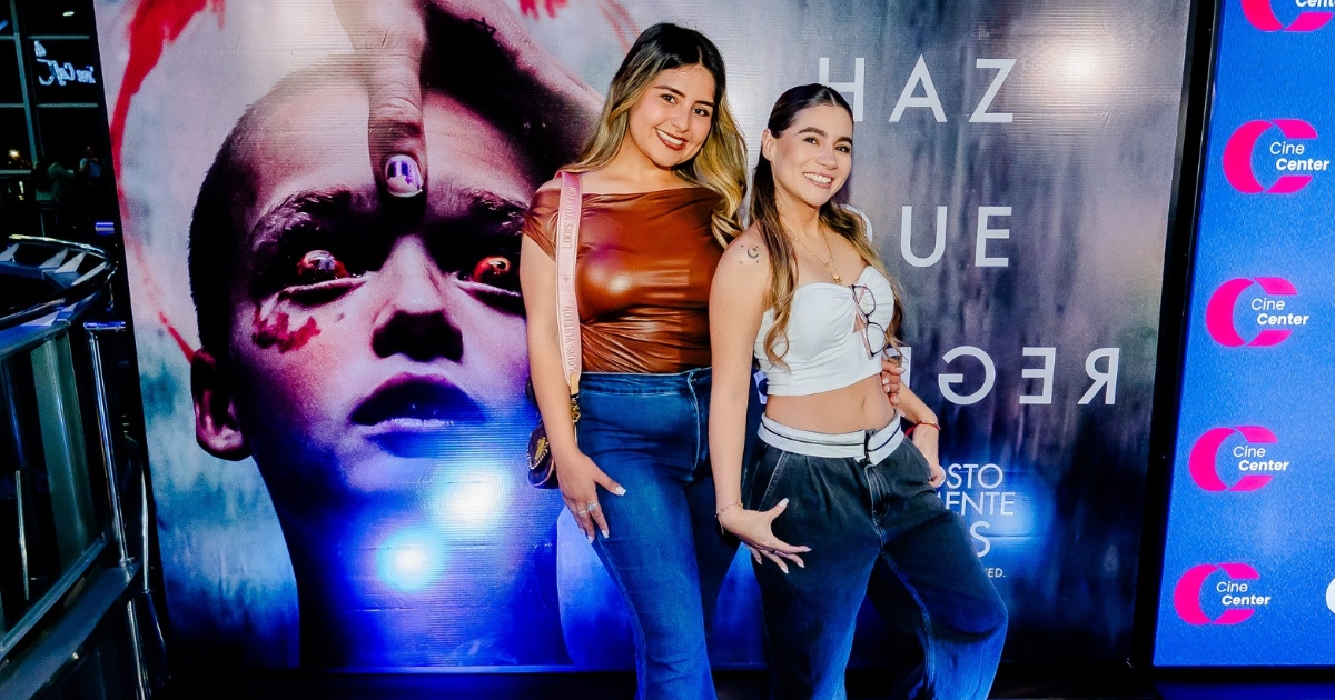 Cinéfilos junto al poster de film Haz que regrese (Foto: Cortesía) 