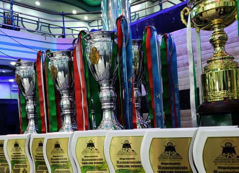 Trofeos de ganadores Gran Poder 2023 (Foto: Mediabol)