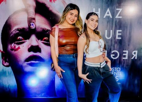 Cinéfilos junto al poster de film Haz que regrese (Foto: Cortesía) 