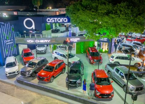 Autos cero kilómetros en Astara, en la Fexpocruz (Foto: Gentileza)