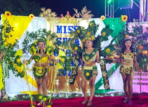 Candidatas al Miss Toronja en traje típico (Foto: GAMGM) 
