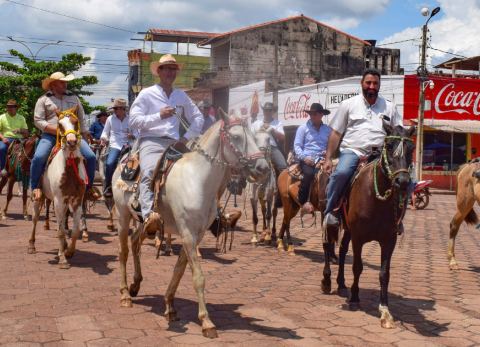 Cabalgata en el Congreso de los Ganaderos del Beni (Fegabeni)