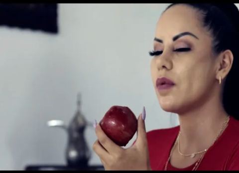 Mayté Flores, escena de Layla (Foto: Captura) 