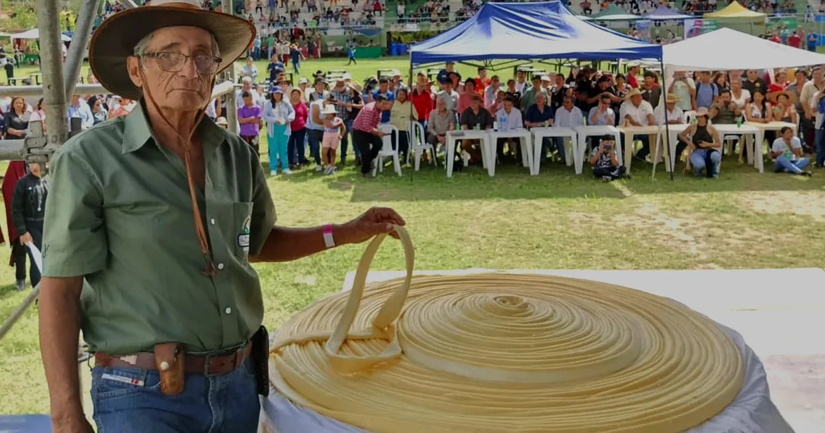 Cuevo luce el queso más largo (Foto GADSC)