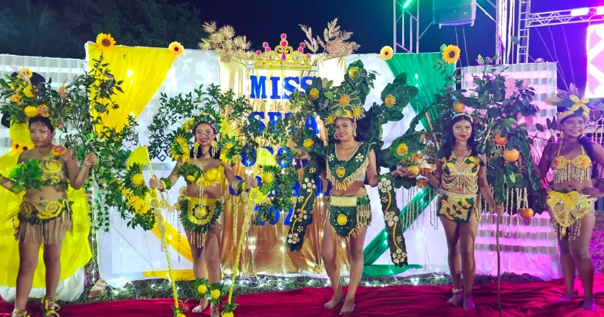 Candidatas al Miss Toronja en traje típico (Foto: GAMGM) 