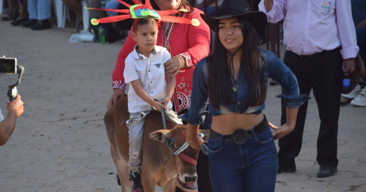 Desfile de niños junto a su ternera en San Borja (Foto: Radio Latina) 