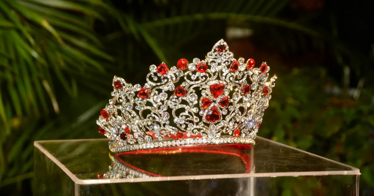 Corona Reina Hispanoamericana 2026 (Foto: Edit IA)